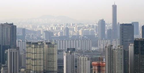 서울에서 지난 8월과 9월에 걸쳐 실거래된 아파트 등 공동주택 3채 중 1채는 편법 증여가 이뤄진 것으로 조사됐다. 사진은 서울 아파트 전경.  <연합뉴스>